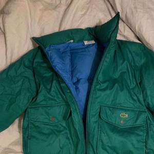 Säljer denna skitsnygga gröna Lacoste jackan jag köpte förra året. Perfekt nu till vintern, riktigt varm och skön. Kom PM för fler bilder🌟