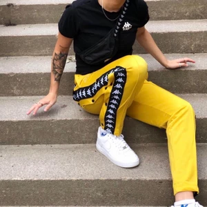 Kappa track pants - Använd ett fåtal gånger, i ett fint skick. Frakt 20kr, buda gärna i kommentarerna! 