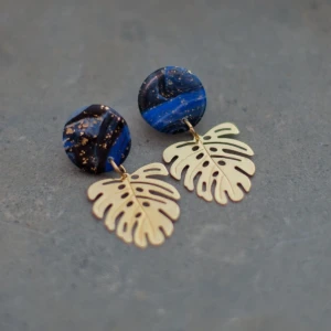 Monstera - Vackra handgjorda örhängen med hängen i polymerlera. Material: Mässing, polymerlera. Nickelfria.  Nya och oanvända (endast använda för bilden). Frakt 11:-.  Notera att färgen kan variera något från verkligheten beroende på skärminställningar. 