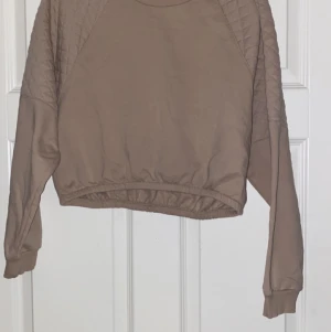 Ginatricot tröja - Vropad tröja från Ginatricot! Ändats använd 1 gång, cirka 1 år gammal! Storleken är L i formen runt bröst och armar dock blir den lite tajtare nertill då det är resår! 