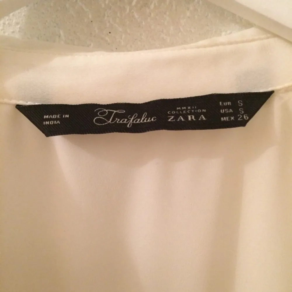 Genomskinligt långt vitt linne från Zara.
Använd endast 1 gång. 
Väldigt fin till sommaren! . Blusar.