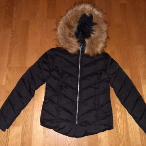 Svea jacka storlek 160 - Svart vinter jacka från svea storlek 160. Använd ett par månader men mycket bra skick. 