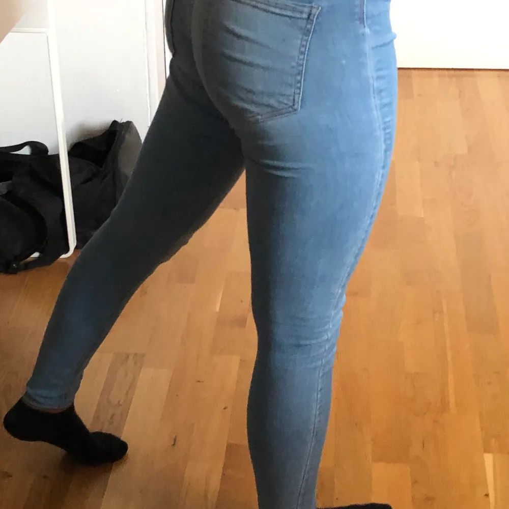 Superfina blåa jeans från Gina tricot i modellen Molly, köpta för ungefär 2 år sen och är använda ett fåtal gånger men mycket bra skick! Tillkommer frakt på 63kr! Skriv för fler frågor💕💕. Jeans & Byxor.