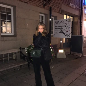 Nunoo väska  - Grön väska från nunoo i modellen stine. Köpt förra sommaren på deras hemsida. Väskan är jätterymlig och med många fack. Bandet går att reglera.🧚🏼‍♂️