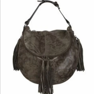 AllSaints väska i brunt skinn  - Brun skinnväska från engelska märket AllSaints. Tassels vid dragkedjorna. Aldrig använd så i jättefint skick. Skriv för mer bilder/för att diskutera pris🥰