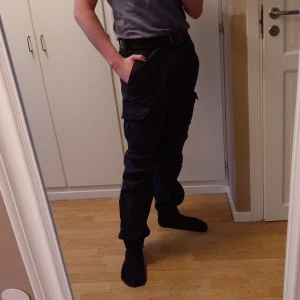 Superdry cargo byxor  - Hej! Säljer ett par cargo byxor från superdry som aldrig kom till användning:)