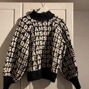 Stickad tröja från h&m - Stickad tröja från h&m med vita bokstäver på