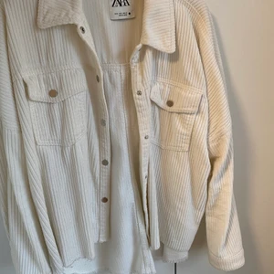 Jacka Zara - Här är en snygg vit jacka som går toppen att ha inomhus från Zara i storlek S men passar även M. Den är i bra skick och jag säljer den för 200kr + frakt. 