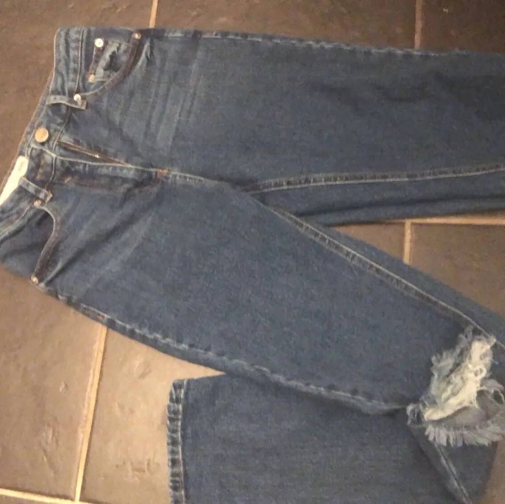 Säljer ett par jeans från asos endast använda en gång pga dom passar inte mig i storlek , arnas skitsnygga jeans 👖 💙 ((säljer dom nu så pass billigt för va i bra skick så tror inte jag kan gå ner mer i pris )) . Jeans & Byxor.