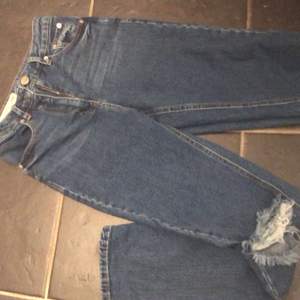 Säljer ett par jeans från asos endast använda en gång pga dom passar inte mig i storlek , arnas skitsnygga jeans 👖 💙 ((säljer dom nu så pass billigt för va i bra skick så tror inte jag kan gå ner mer i pris )) 