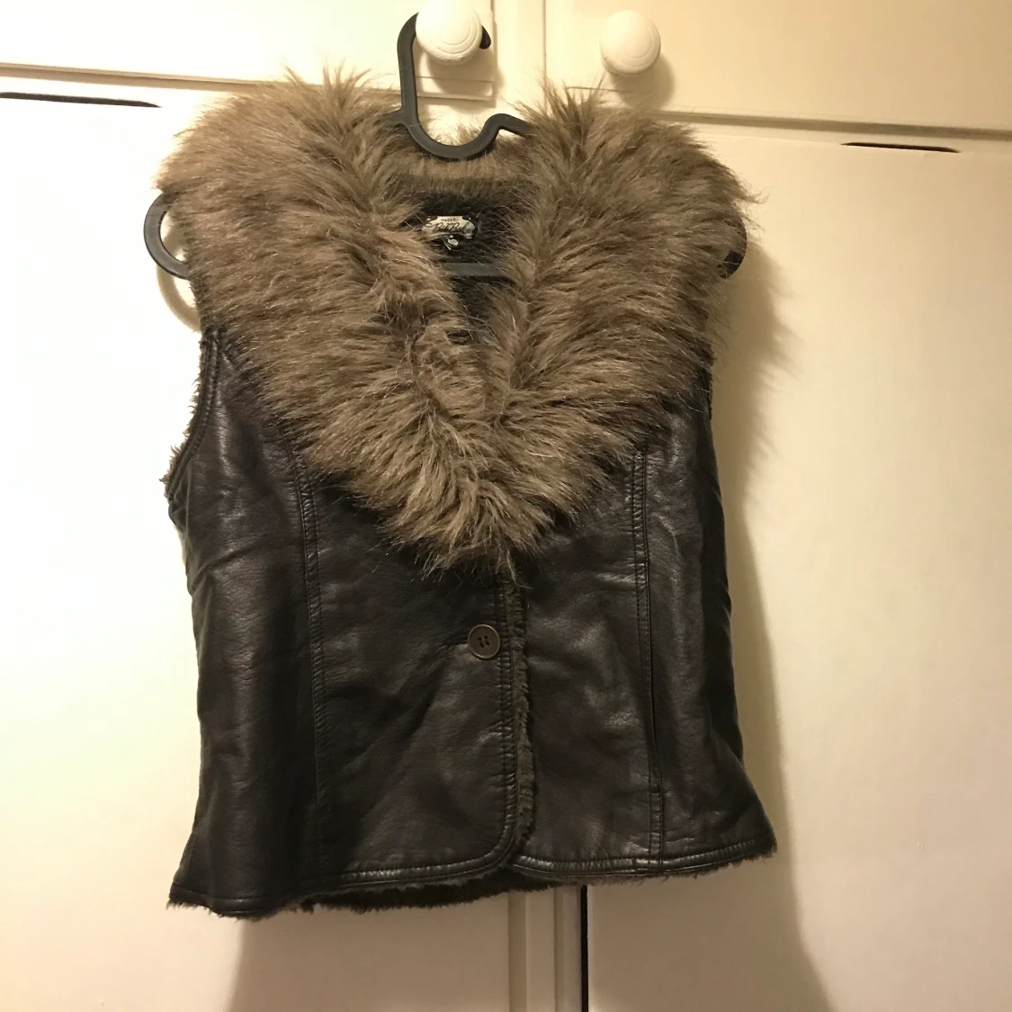En fin skinnväst med päls  - 90