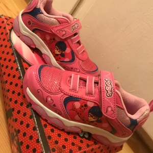 Ladybug barn skor i stl 26 helt nya  - Barn skor i ladybug helt nya i stl 26