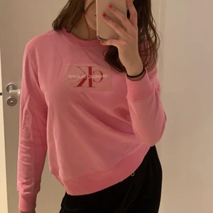 Calvin Klein rosa sweatshirt - Supersnygg rosa sweatshirt från Calvin Klein använd 1-2 ggr i nyskick! 🥰 Säljs pga kommer ej till användning. Jag är 177 och storlek s-m och tröjan sitter som en S. Nypris 1000 kr + 