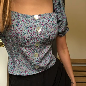 Blå Blommig Blus - Blommig blus stl. XS men tycker att den är för stor, så den passar nog bättre på S