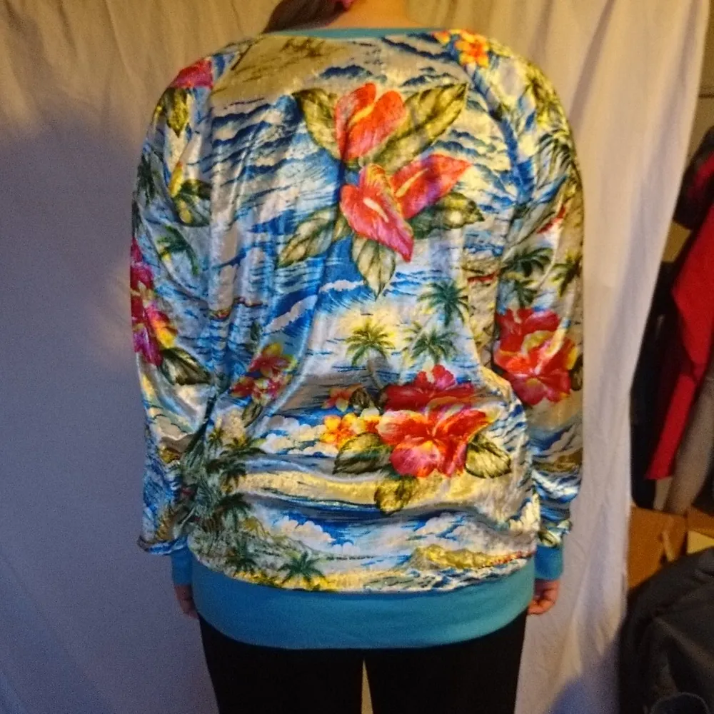 Sweatshirt i sammet med hawaiimotiv! Ingen storleksmärkning men passar M. Tröjor & Koftor.