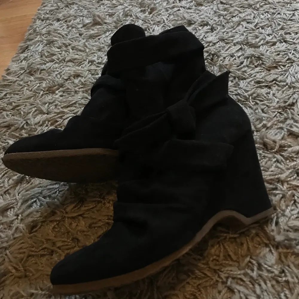 Svarta skor ifrån Graceland i strl 39. Har ej varit använda på ett tag men är i bra skick. 90kr + frakt😊. Skor.
