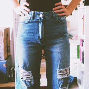 High waste jeans - High waste ripped jeans med vida ben, stk S. Aldrig använda. Möts upp i Malmö eller fraktas, köparen står för fraktkostnad. 