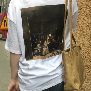 DRÖMCOOL T-shirt FRÅN ZARA  - Fin vit T-shirt från Zara med coolt tryck baktill. Även litet tryck och text framtill. finns inte längre att köpa på zara. 142kr ink frakt 🦋🕺🏼🌻🌺 Storlek S men oversize!!! använd fåtal gånger, så är som ny 🌞💜