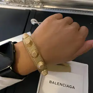 Jättefint armband från balenciaga. Kommer tyvärr inte till användning så den behöver någon som bär den.  Ingår armband,dustbag, kartong. 🥰