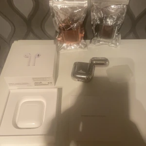 Airpods  - Säljer mina airpods. Har haft dessa i ca 1år och är säker på att de har mycket mer att ge. Medföljer: original karton, 3 st skal till fodralet, 2 hörlurar samt laddningsfodralet. Hittar tyvärr inte kvittot. Dessa säljs i befintlig skick. Frakten står köparen för om man inte vill mötas upp. Dessa kommer att rengöras och packas väl. Bild på sändningen kommer skickas efter mottaget belopp. 