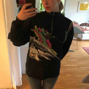  - Fin långärmad m tryck!! Känns som typ tjock tricot? mittemellan tjocktröja och tshirt lix. Lite urtvättad, färgen stämmer bäst på första bilden. Kan mötas upp på söder el skicka mot frakt💜
