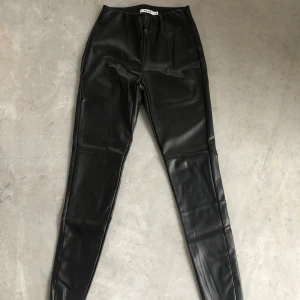 Skinnbyxor (fake skinn) - Svarta fake skinnbyxor från nakd outlet. Testat dem men aldrig andvänt dem. Finns en dragkedja på sidan och längst ner vid benen. 