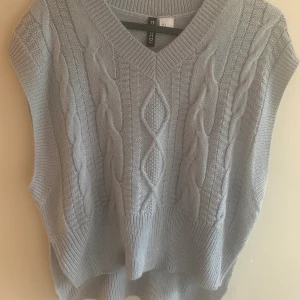 Ribbstickad slip over. Cable knit vest  - Eur S