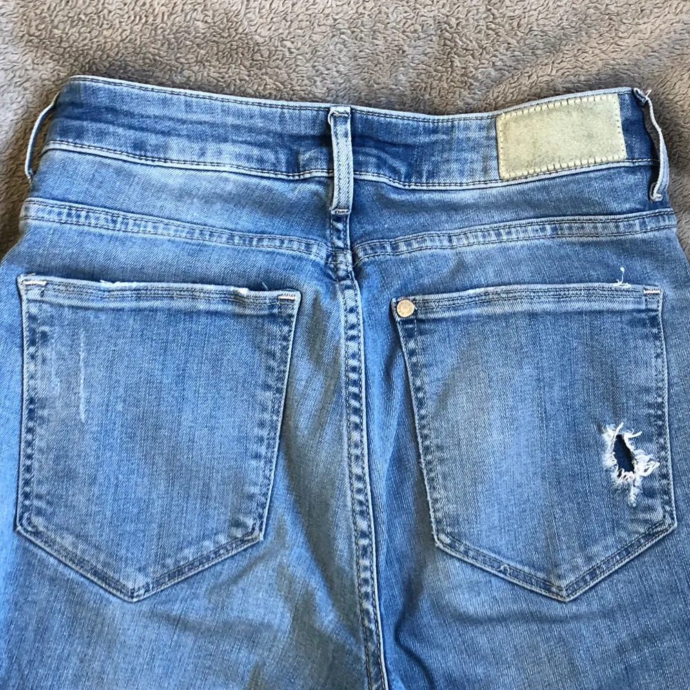 Ett par ljusblåa jeans jag inte använder längre pga att jag inte har den stilen längre. Högmidjade och tajta passar perfekt, kan skicka bild på hur det ser ut där jeansen slutar💖   !!!pris går att diskuteras, kostnaden är inlkusive frakt!!!   Är själv 161 med 51 i midjemått och 46 på låren. Jeans & Byxor.