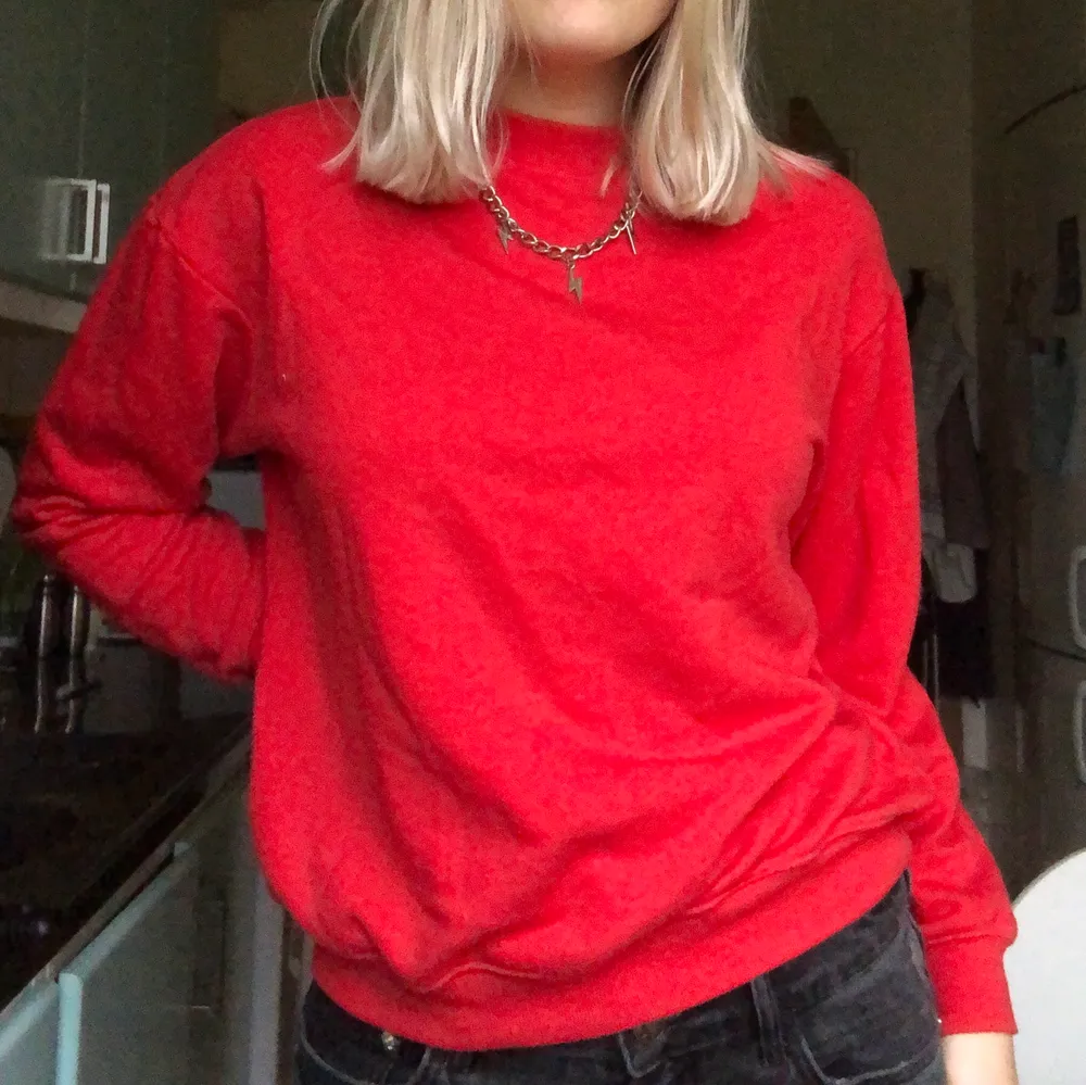 Jättefin sweatshirt från monki i nyskick! Säljer endast då röd inte är min färg❤️. Tröjor & Koftor.