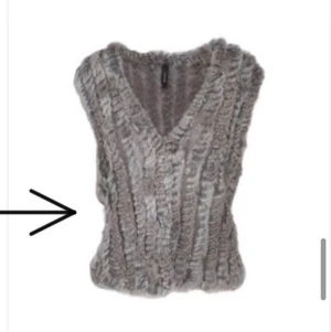 Pälsväst  - En jättefin grå, lite tunnare pälsväst köpt för 599kr. Från soyaconcept. Endast använd några få gången, så i jättefint skick. Frakt ingår i priset men kan även mötas upp.