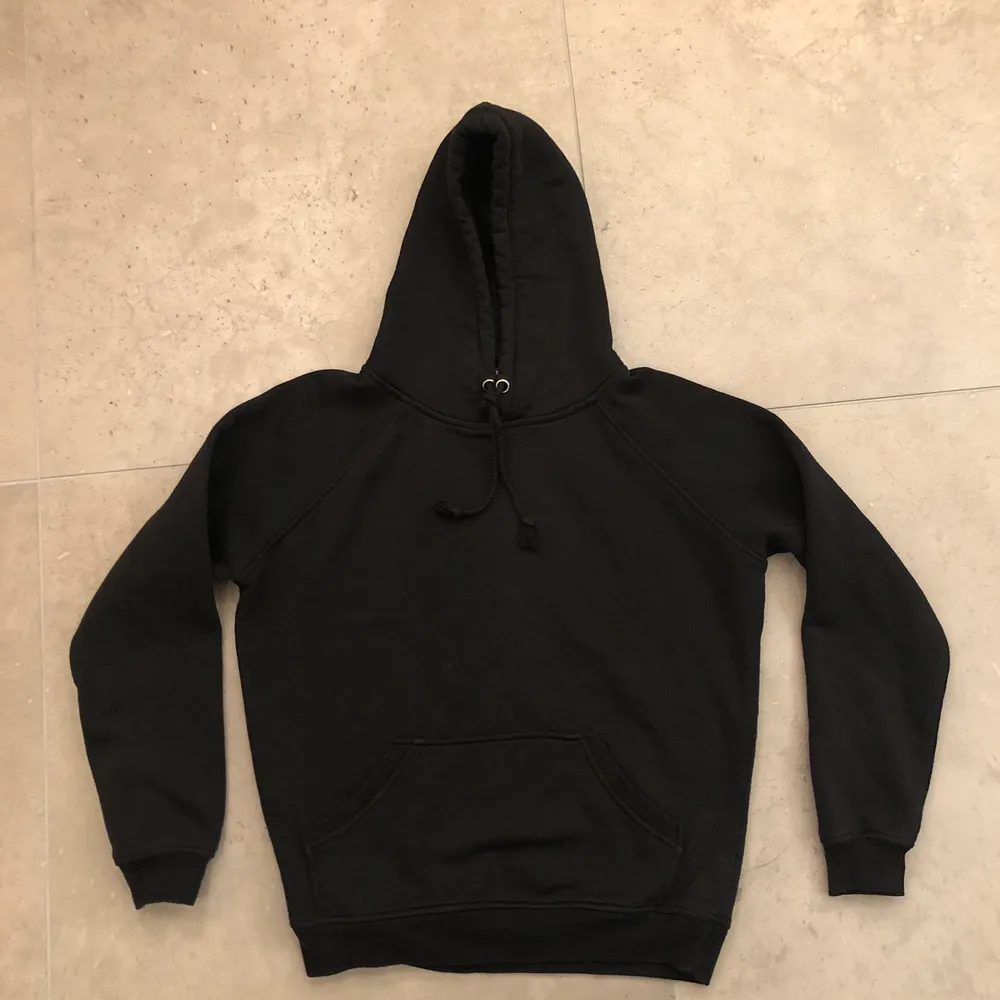 Mysig svart hoodie från bikbok, storlek xs men mer som en s. Frakt tillkommer om behövligt!. Hoodies.