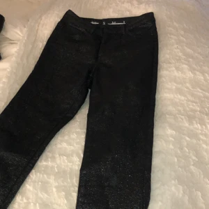 Glittriga jeans - Säljer dessa glittriga jeans då de har blivit för små! Bra skick på dom! 🦋