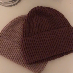 Mössa  - Säljer dessa fina mössor som är oanvända! Får ingen användning av dom tyvärr. 💓 säljer för 60kr styck eller båda för 100kr