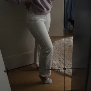 Weekday row - Säljer mina vita jeans från weekday i modell Row. Endast använda ett få tal gånger. Storleken är 31/30 men skulle säga att de sitter som 29/30, så de är tajtare än vad man tror! Skriv till mig om önskade bilder💗💗