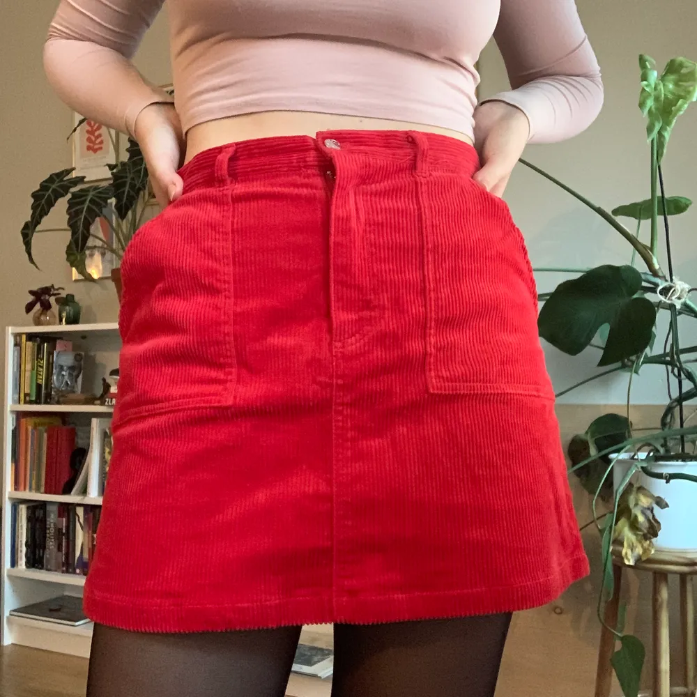 Jättefin röd kjol i Manchester från monki. Helt oanvänd! Storlek 40 men liten i storleken så mer som en 38. Skickar mot frakt :) kolla mina andra annonser för samfrakt och mångrabatt!. Kjolar.