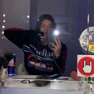 tröja - jag säljer nu min älskade tröja köpt på secondhand, just för att jag inte alls använder den längre men den är så sjukt jävla ball!! 💓💓 buda i kommenterarerba eller privat!! om du har ett pris du skulle kunna betala så skriv det till mig så kan jag sälja den för det