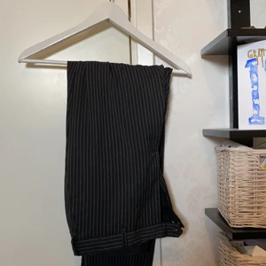 Randiga kostymbyxor  - Från Humana skulle anta att storleken är 36/38! Knappt använda då dom inte riktigt passar mig! Jätte fina !!