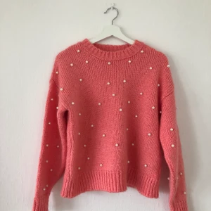 STICKAD TRÖJA MED DETALJ💘 - Säljer denna superfina rosa stickade tröja från Gina. På framsidan är det fastsydda vita pärlor. 💘 Storlek XS/S. Mycket fint skick, använd fåtal gånger 