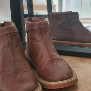 Säljer dessa coola vintage skor i brunt läder, perfekt för höstens säsongfärger! De är omhändertagna och är i bra skick! Inga hål eller skrapmärken alls🤗