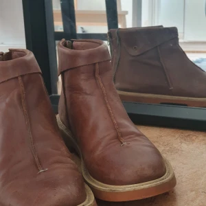 Vintage Läderskor - Säljer dessa coola vintage skor i brunt läder, perfekt för höstens säsongfärger! De är omhändertagna och är i bra skick! Inga hål eller skrapmärken alls🤗