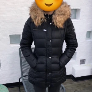 RockandBlue jacka stl. 38 - RockandBluejacka i modellen "Beam Mid" som är halvlång och med äkta päls i stl 38. Är i mycket bra skick, säljes för 1499 kr. Nypris 3800 kr. Kunden står för fraktkostnaden om du inte vill hämta upp varan. Fråga gärna om fler bilder önskas. Det finns en lagning på höger ärm som lagats hos skräddare som du kan se på sista bilden. Mycket varm och bra vinterjacka!