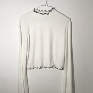 Vit turtleneck topp☁️ - Säljer denna fina vita turtleneck topp från NADK, endast använd ett fåtal gånger👼🏻  Frakt ingår 🤍 Är 166cm och vanligtvis S för referens i bild 2.
