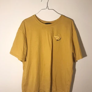 Gul banan 🍌 t-shirt  - 💛 Söt gul t-shirt broderad med banan motiv 💛 Frakt ingår