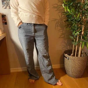 COOLA 90 TALS BRALLOR - Säljer dess supercoola byxor direkt från 90 talet som är stora och pösiga men tajta runt midjan. Köpte står för frakt💕