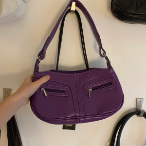 Lila axelväska - Lila axelväska<33