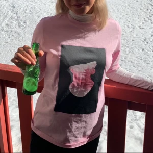 Printed tee NAKD - T-shirt från med tryck från Emelie Britings kollektion med NAKD. Tröjan är i mycket gott skick och i storlek S!