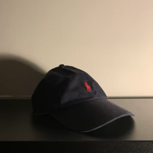 Polo Ralph lauren keps  - Säljer polo keps, 7/10, köpte den för 359kr. Säljer den för 99kr