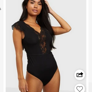 Svart body med spets storlek S! 200kr - Svart body, använd 1 gång, i storlek s! Skulle säga att den passar xs-m då den är stretchig! Kommer från PIECES! Nypris - 349kr ex frakt. Mitt pris: 250kr. Kan fota mitt plagg om så önskas! Frakt tillkommer
