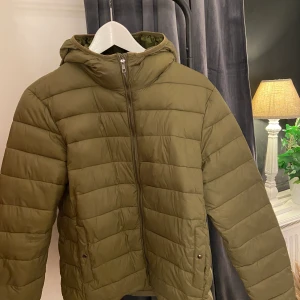 Grön dunjacka med huva  - Grön dunjacka med huva från Pull&bear 