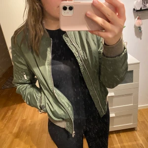 Jacka från crocker  - Väldigt fint skick, knappt använd. Nypris 600kr, säljer för 100kr. Stl S